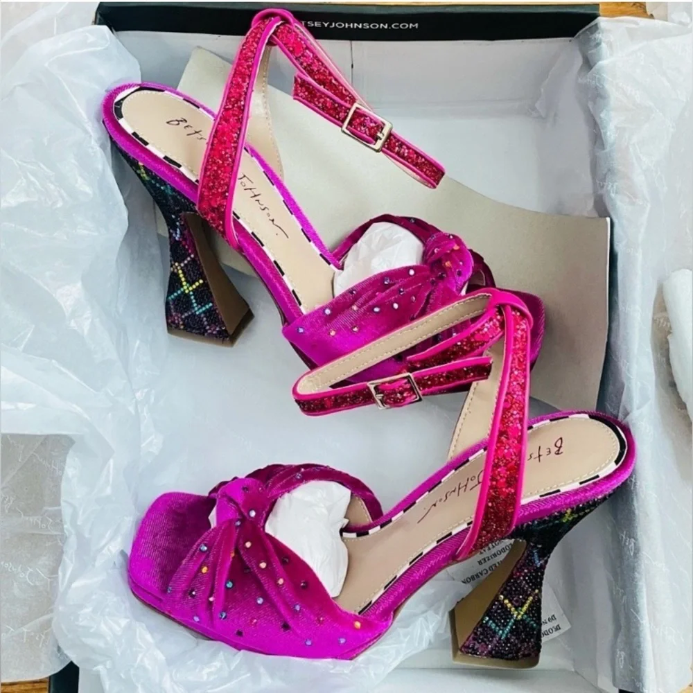 Betsey Johnson Alianna Magenta Velvet Flared 4” Heel Sandal Strap Open Toe 7.5